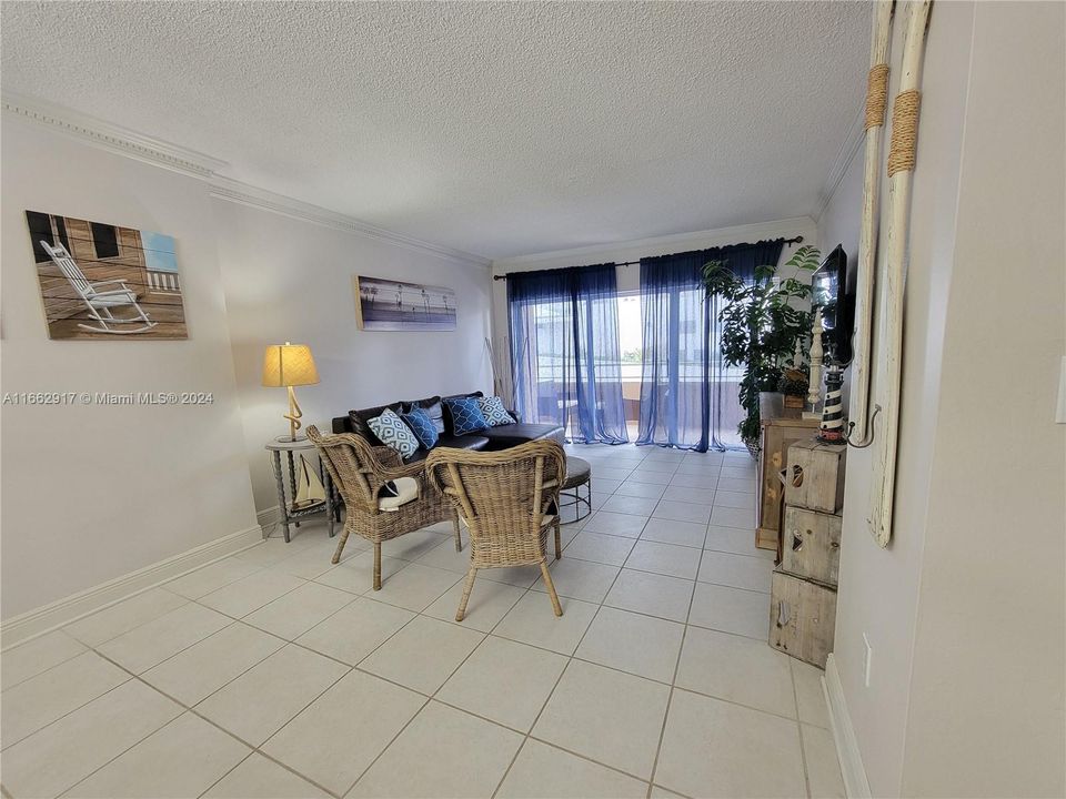 For Sale: $309,900 (1 beds, 1 baths, 870 Square Feet)