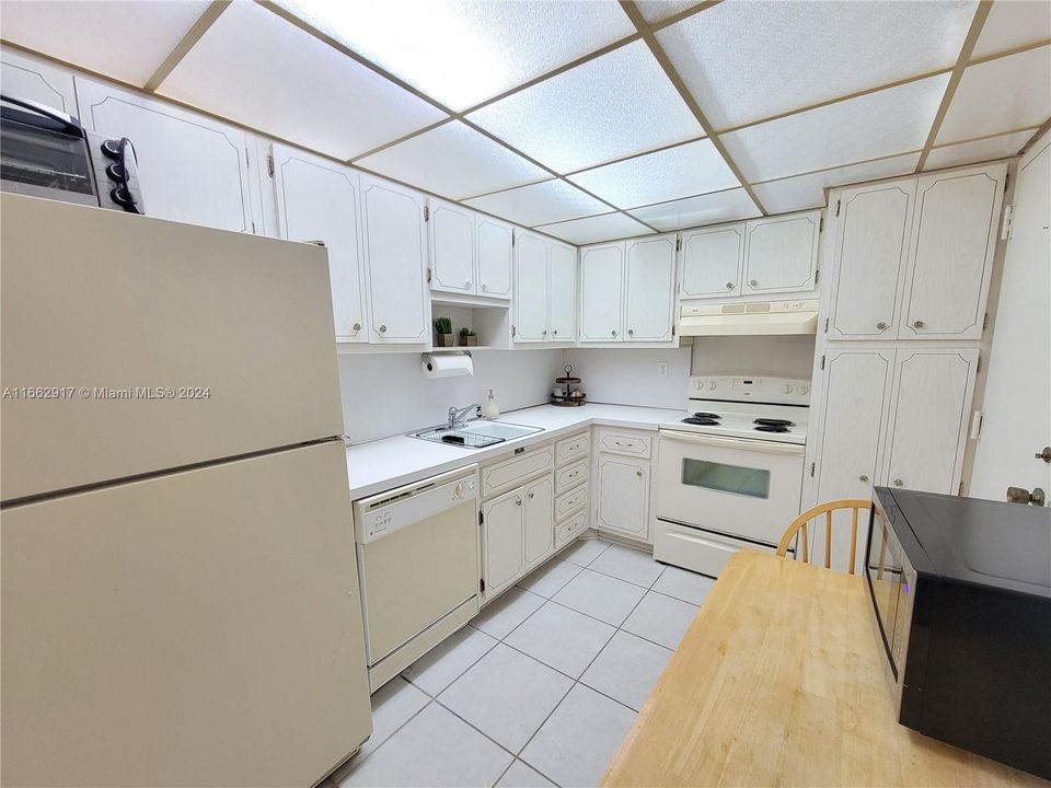 For Sale: $309,900 (1 beds, 1 baths, 870 Square Feet)