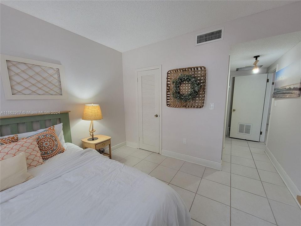 For Sale: $309,900 (1 beds, 1 baths, 870 Square Feet)