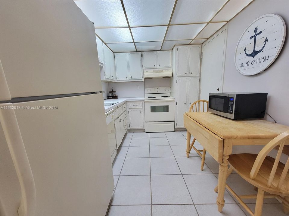 For Sale: $309,900 (1 beds, 1 baths, 870 Square Feet)