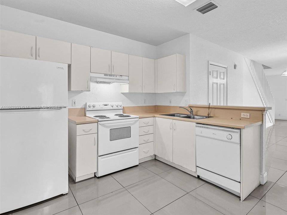 For Sale: $359,900 (3 beds, 2 baths, 1404 Square Feet)