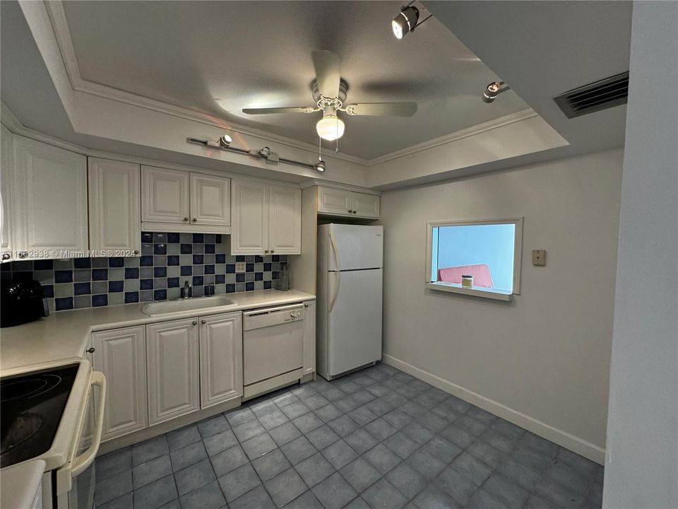 For Sale: $255,000 (1 beds, 1 baths, 1005 Square Feet)