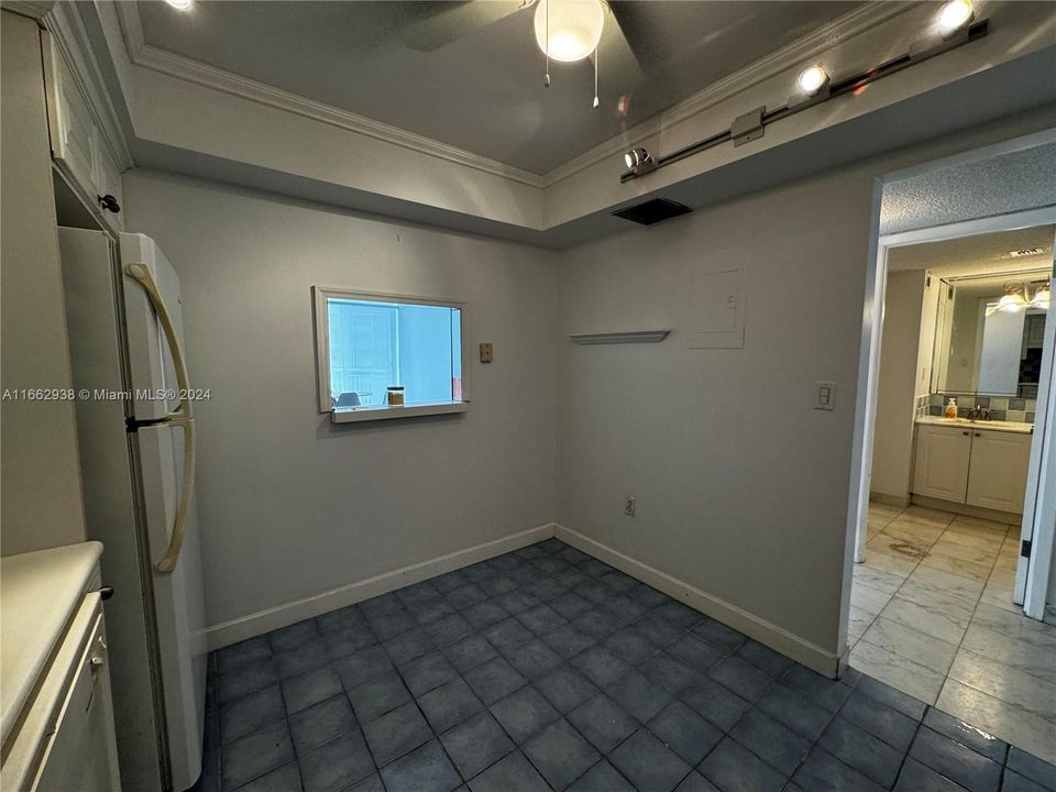 For Sale: $255,000 (1 beds, 1 baths, 1005 Square Feet)