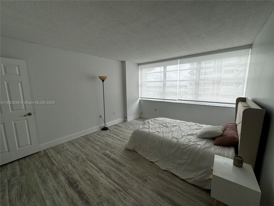 For Sale: $255,000 (1 beds, 1 baths, 1005 Square Feet)