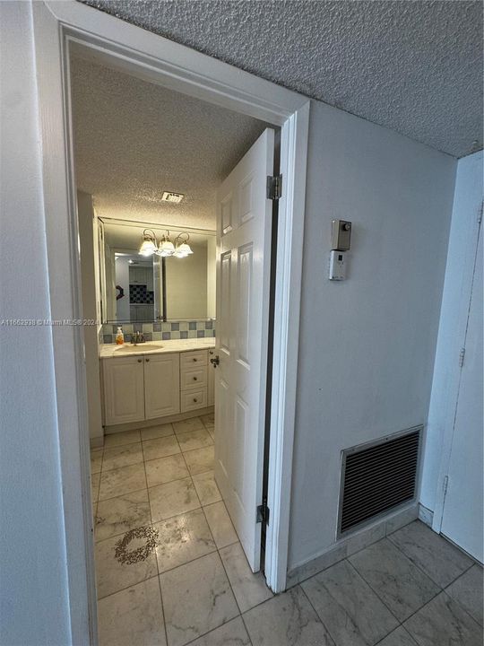 For Sale: $255,000 (1 beds, 1 baths, 1005 Square Feet)