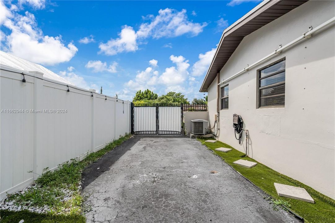 For Sale: $608,000 (3 beds, 2 baths, 1505 Square Feet)