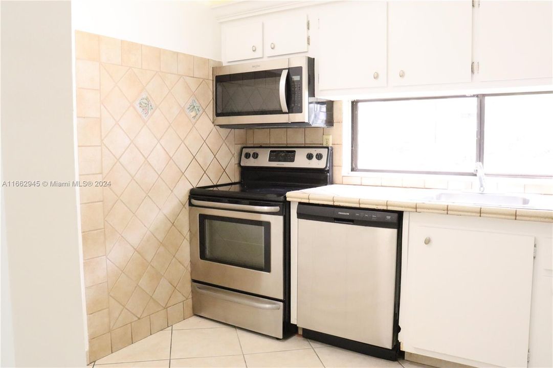 For Sale: $280,000 (1 beds, 1 baths, 767 Square Feet)