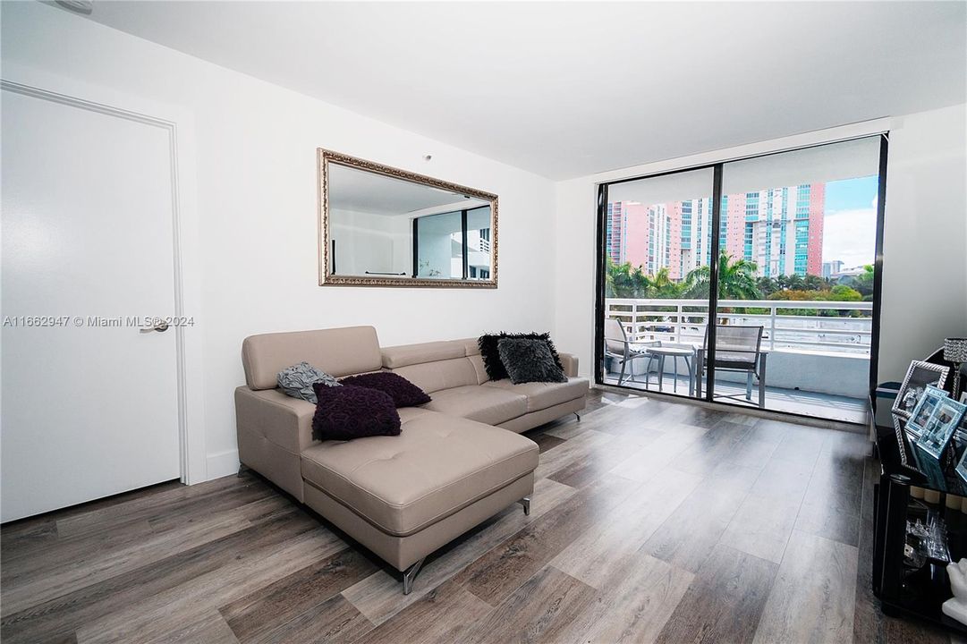 For Sale: $435,000 (2 beds, 2 baths, 990 Square Feet)