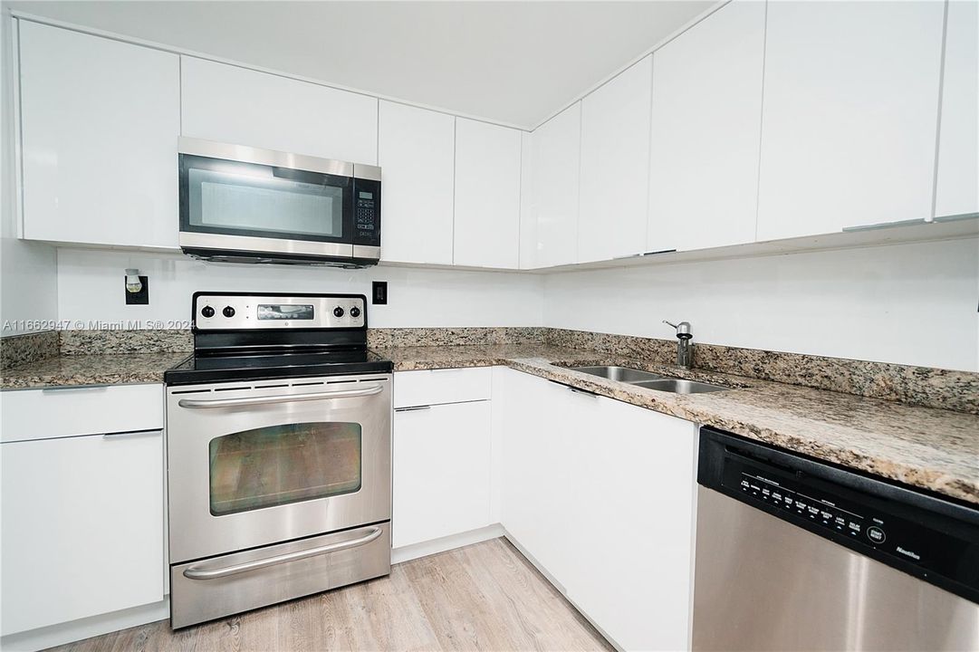 For Sale: $435,000 (2 beds, 2 baths, 990 Square Feet)