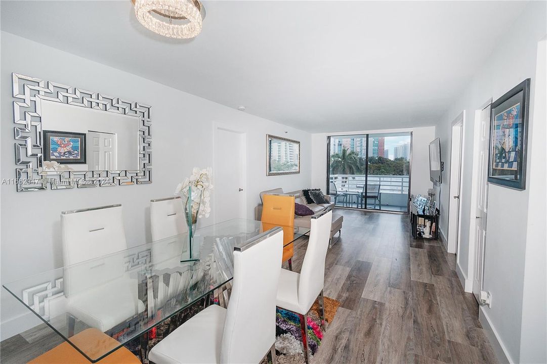 For Sale: $435,000 (2 beds, 2 baths, 990 Square Feet)