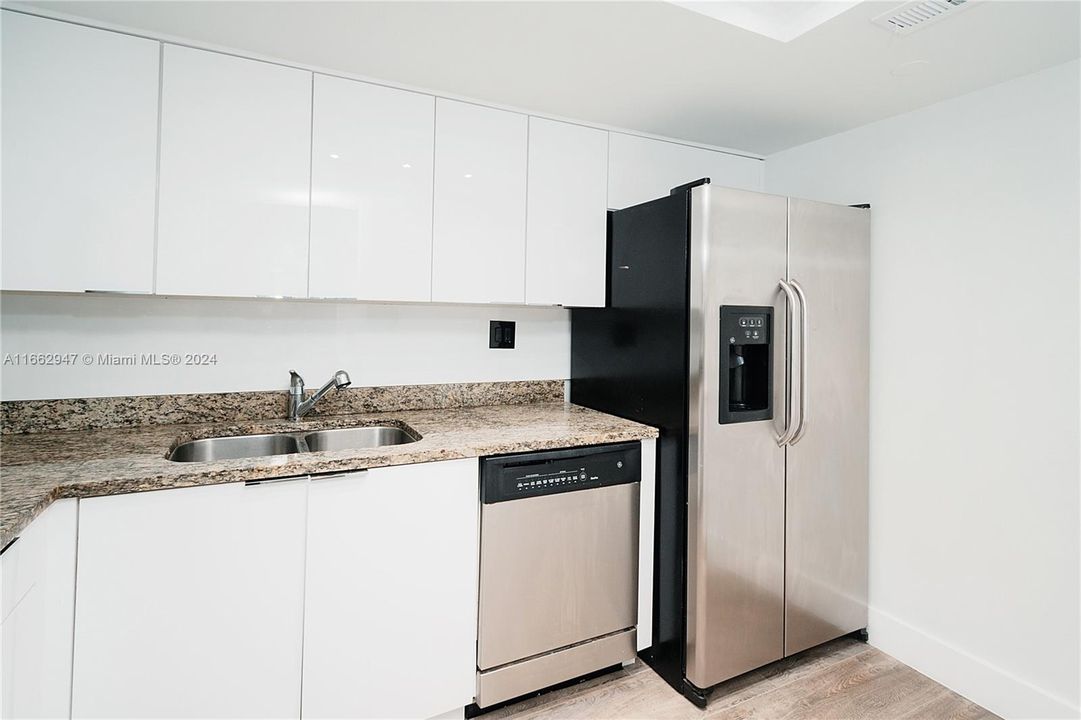 For Sale: $435,000 (2 beds, 2 baths, 990 Square Feet)