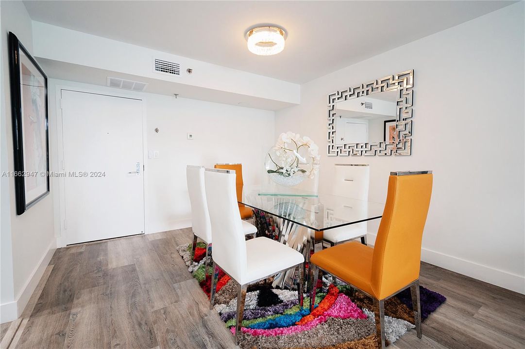 For Sale: $435,000 (2 beds, 2 baths, 990 Square Feet)