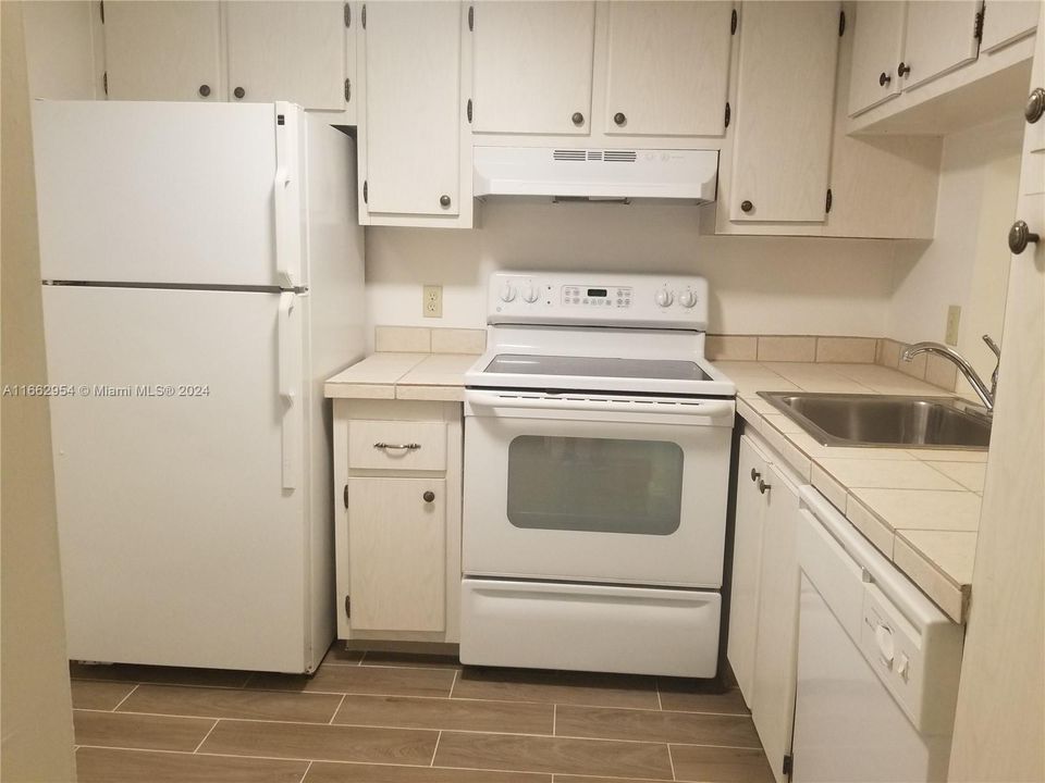 For Sale: $184,900 (1 beds, 1 baths, 870 Square Feet)