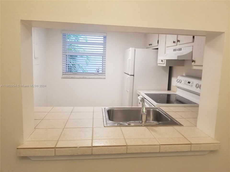 For Sale: $184,900 (1 beds, 1 baths, 870 Square Feet)