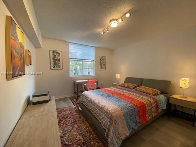 For Sale: $339,000 (2 beds, 2 baths, 1121 Square Feet)