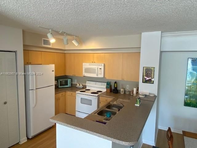 For Sale: $339,000 (2 beds, 2 baths, 1121 Square Feet)