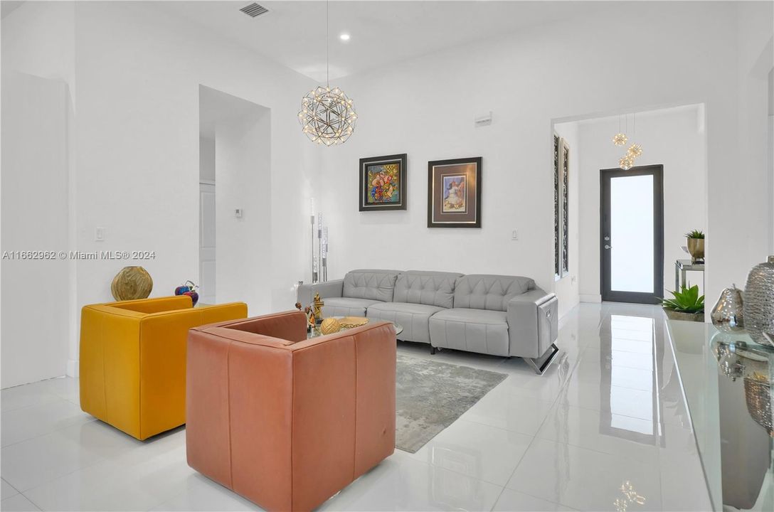 En Venta: $965,000 (4 camas, 3 baños, 1939 Pies cuadrados)