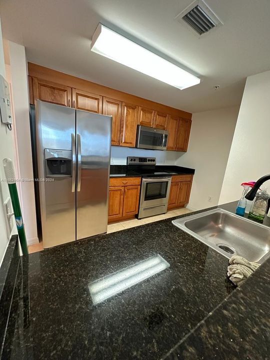 For Rent: $2,250 (1 beds, 1 baths, 729 Square Feet)