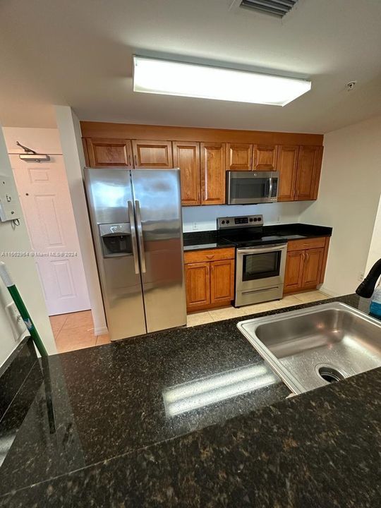 For Rent: $2,250 (1 beds, 1 baths, 729 Square Feet)