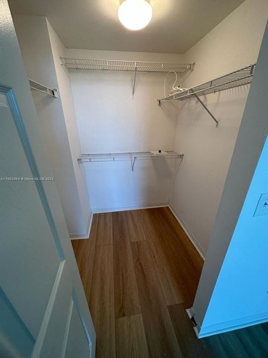 For Rent: $2,250 (1 beds, 1 baths, 729 Square Feet)