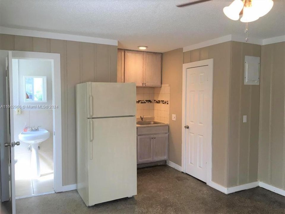 For Rent: $1,250 (0 beds, 1 baths, 525 Square Feet)