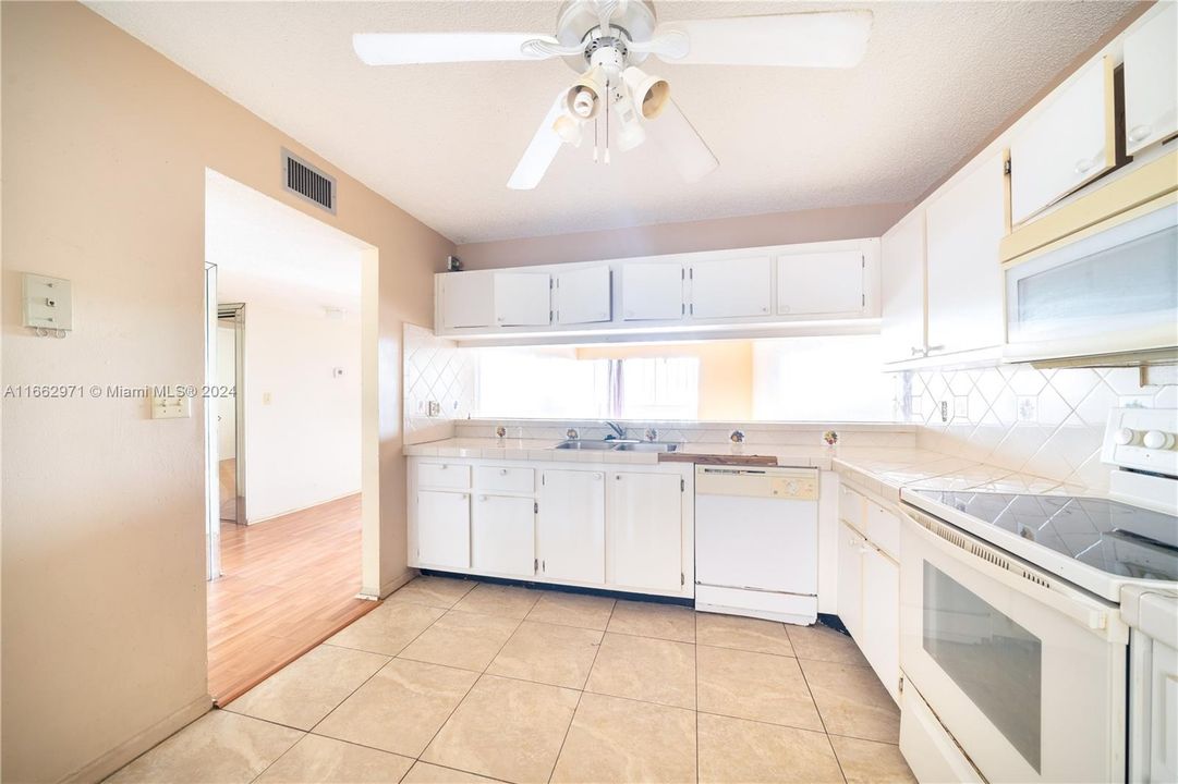 For Sale: $250,000 (2 beds, 2 baths, 1350 Square Feet)