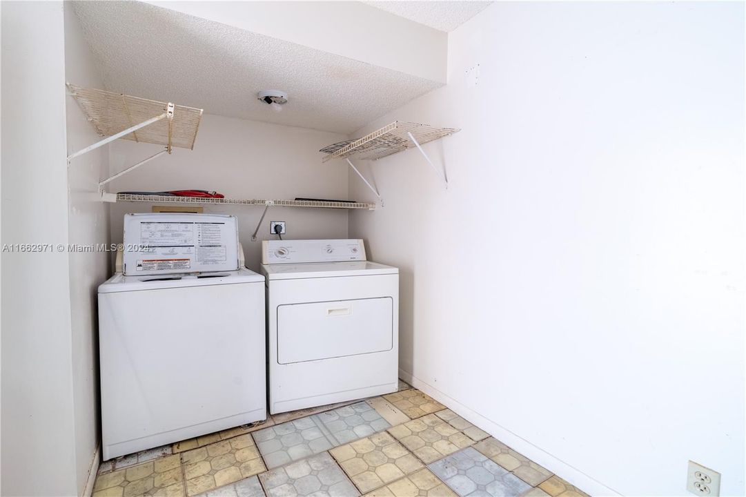 For Sale: $250,000 (2 beds, 2 baths, 1350 Square Feet)