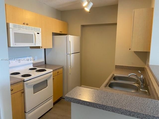 For Sale: $275,000 (1 beds, 1 baths, 755 Square Feet)