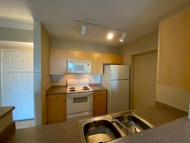 For Sale: $275,000 (1 beds, 1 baths, 755 Square Feet)