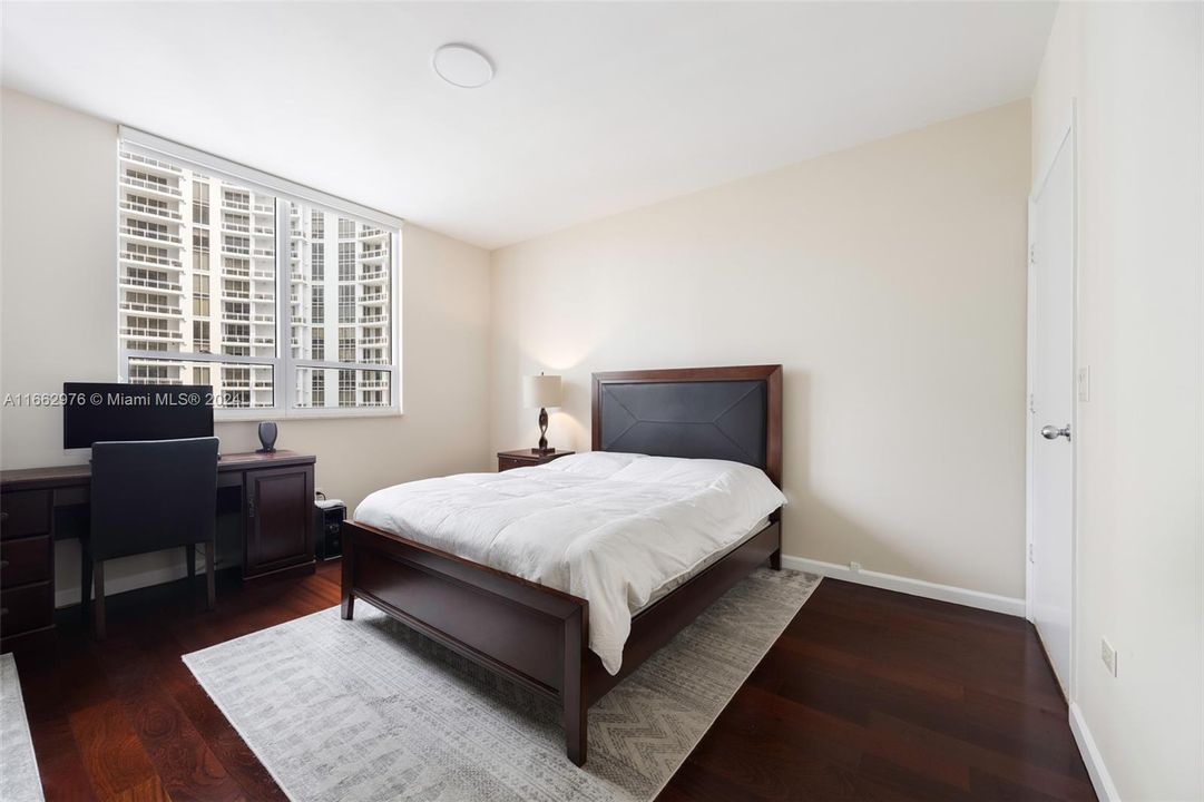 For Sale: $580,000 (1 beds, 1 baths, 863 Square Feet)