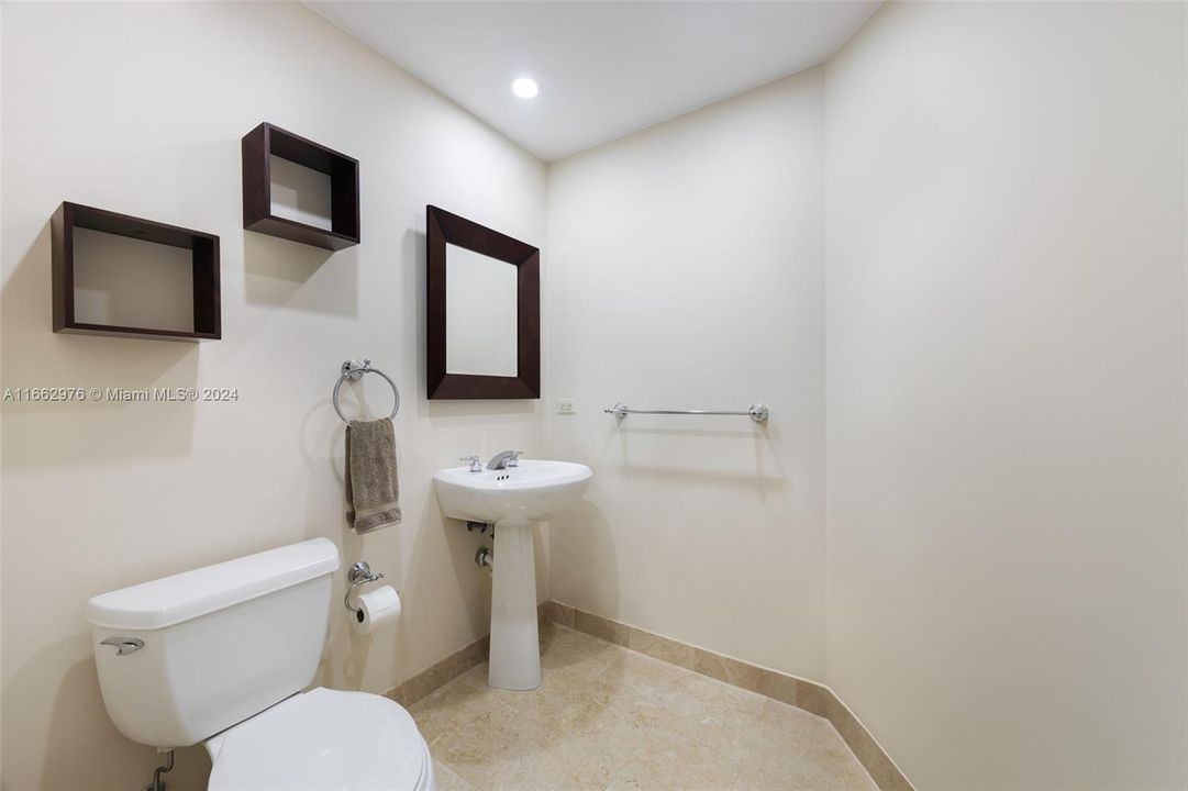 For Sale: $580,000 (1 beds, 1 baths, 863 Square Feet)