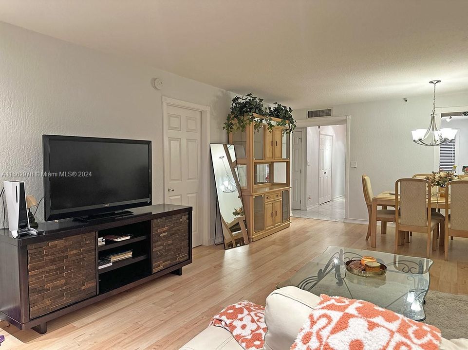 For Sale: $270,000 (2 beds, 2 baths, 1070 Square Feet)