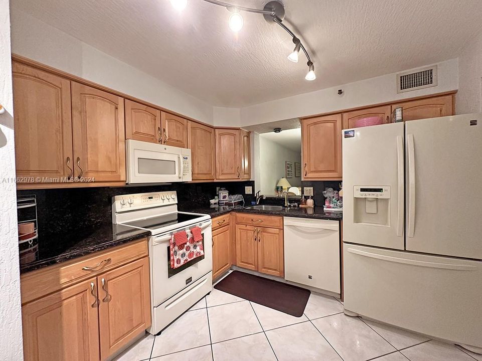 For Sale: $270,000 (2 beds, 2 baths, 1070 Square Feet)