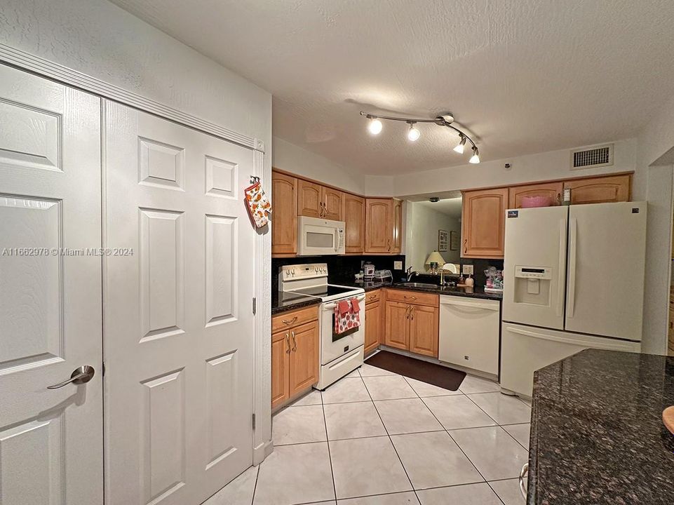 For Sale: $270,000 (2 beds, 2 baths, 1070 Square Feet)