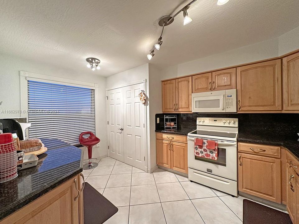 For Sale: $270,000 (2 beds, 2 baths, 1070 Square Feet)