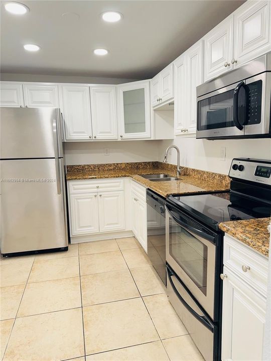 For Rent: $1,800 (1 beds, 1 baths, 714 Square Feet)