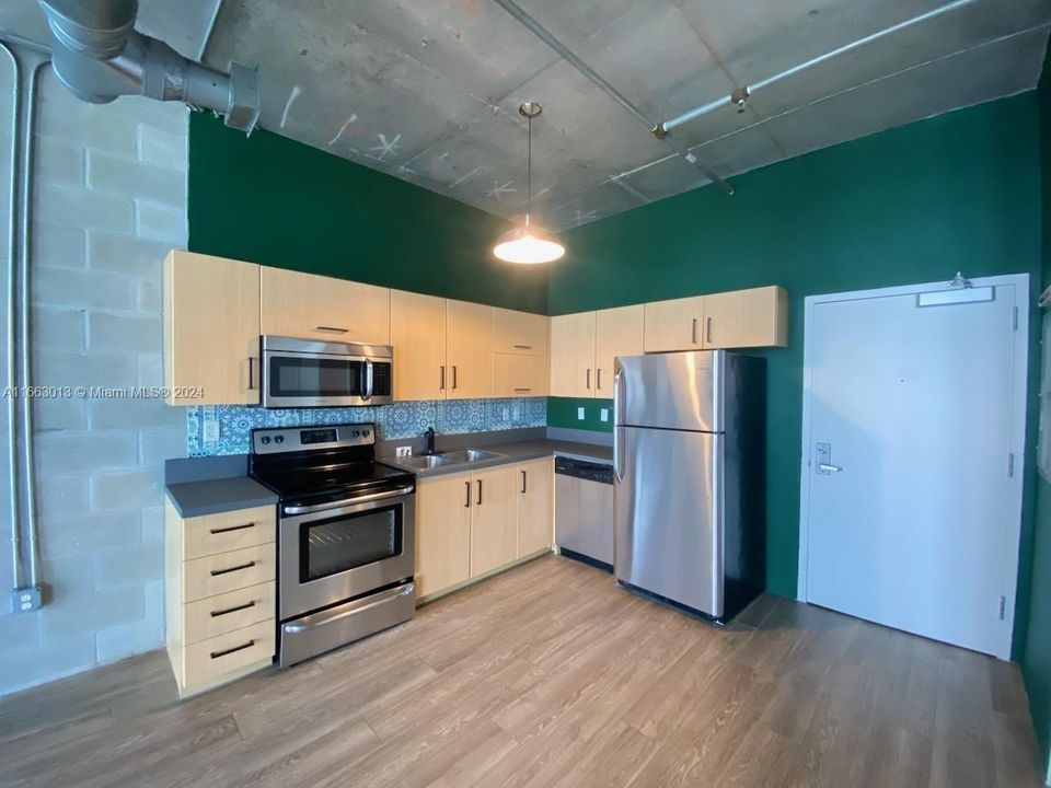 For Rent: $2,450 (1 beds, 1 baths, 651 Square Feet)