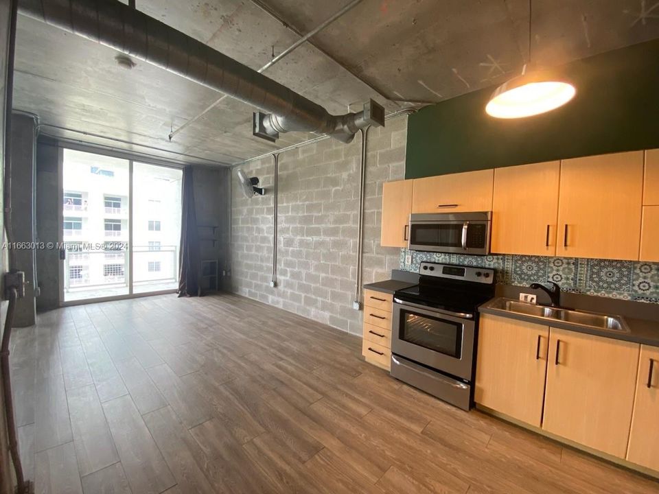 For Rent: $2,450 (1 beds, 1 baths, 651 Square Feet)