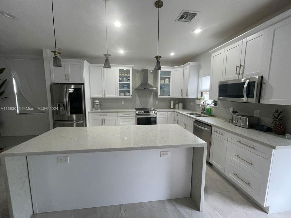 For Rent: $4,950 (4 beds, 2 baths, 2318 Square Feet)