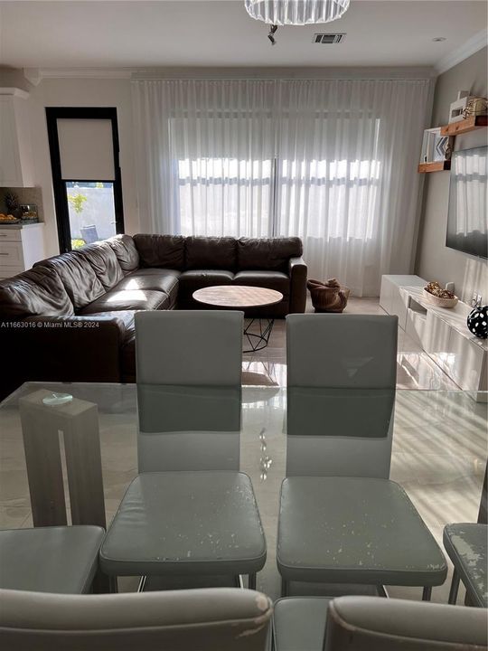 En Renta: $4,950 (4 camas, 2 baños, 2318 Pies cuadrados)