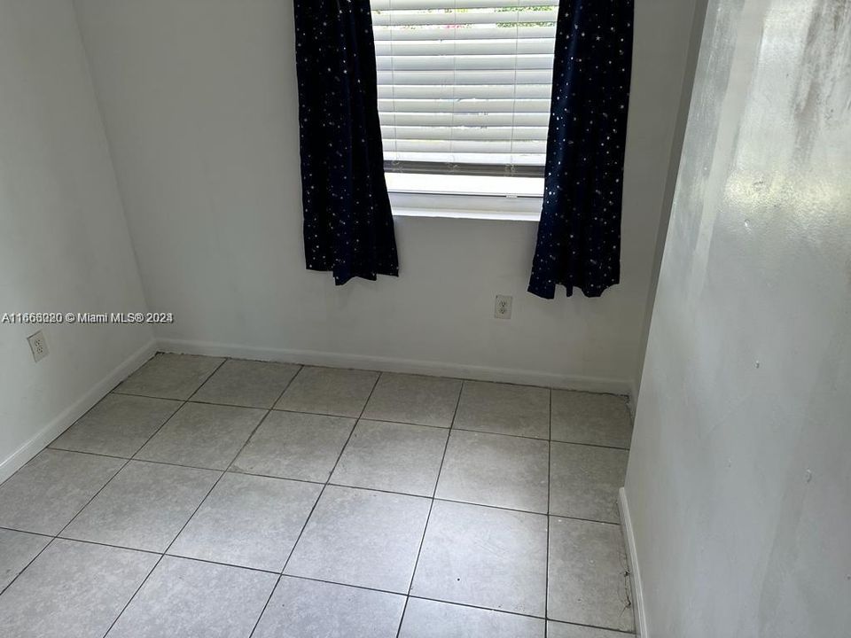 For Rent: $1,150 (1 beds, 1 baths, 1909 Square Feet)