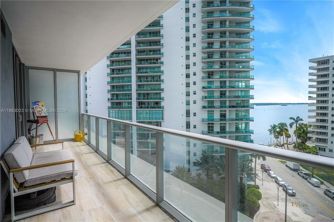 For Sale: $635,000 (1 beds, 1 baths, 696 Square Feet)