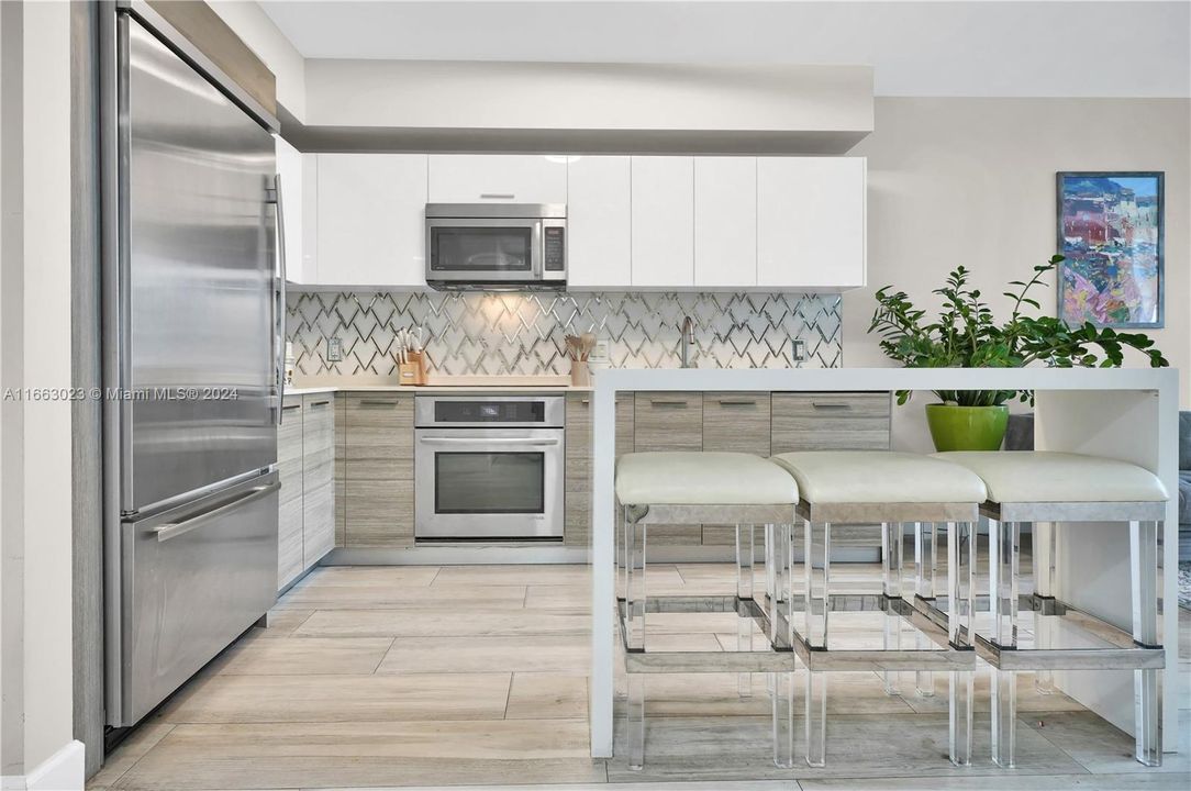 For Sale: $635,000 (1 beds, 1 baths, 696 Square Feet)