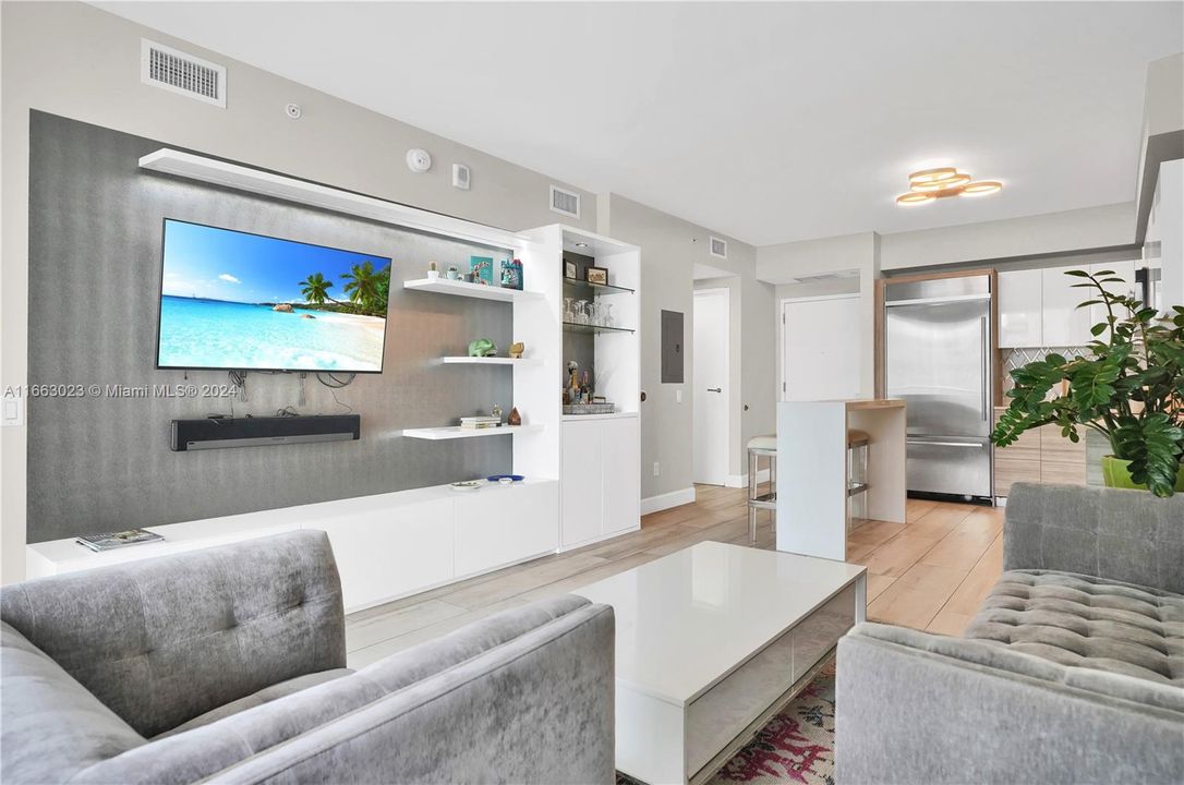 For Sale: $635,000 (1 beds, 1 baths, 696 Square Feet)