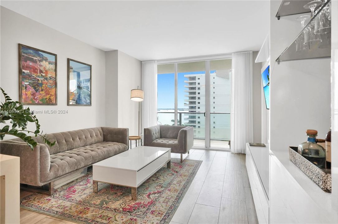 For Sale: $635,000 (1 beds, 1 baths, 696 Square Feet)