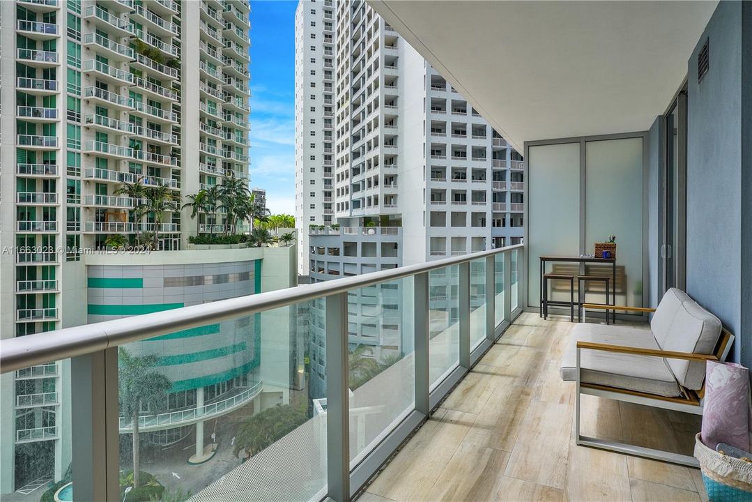 For Sale: $635,000 (1 beds, 1 baths, 696 Square Feet)