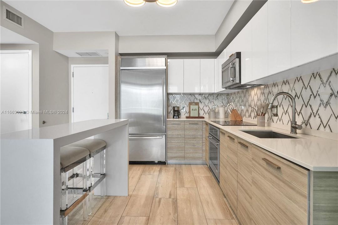 For Sale: $635,000 (1 beds, 1 baths, 696 Square Feet)