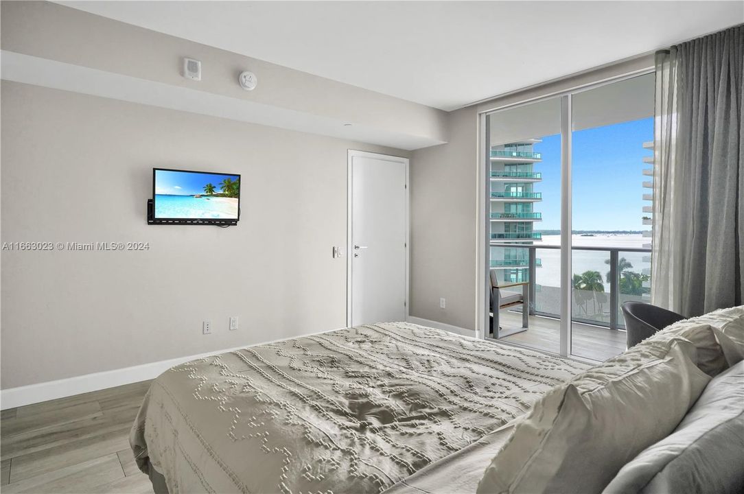 For Sale: $635,000 (1 beds, 1 baths, 696 Square Feet)