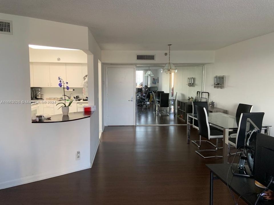 For Rent: $2,400 (1 beds, 2 baths, 1104 Square Feet)