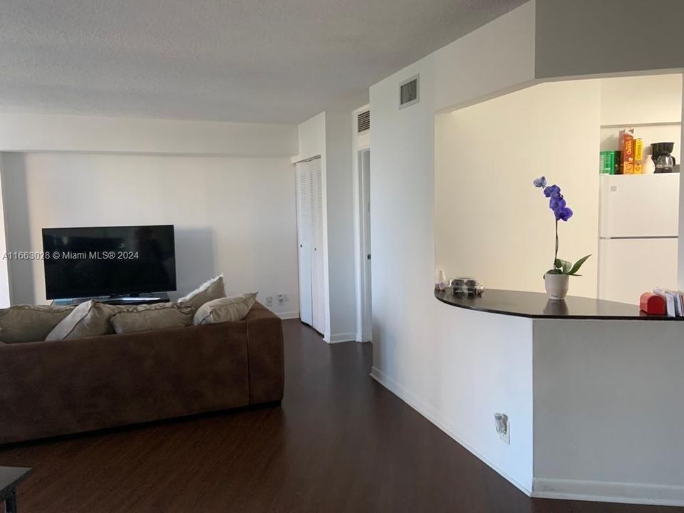 For Rent: $2,400 (1 beds, 2 baths, 1104 Square Feet)